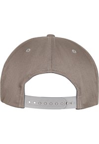 Căciulă de baseball cu o coroană rotundă din țesătură khaki. Are un sistem de închidere snapback reglabil gri și orificii de ventilație.