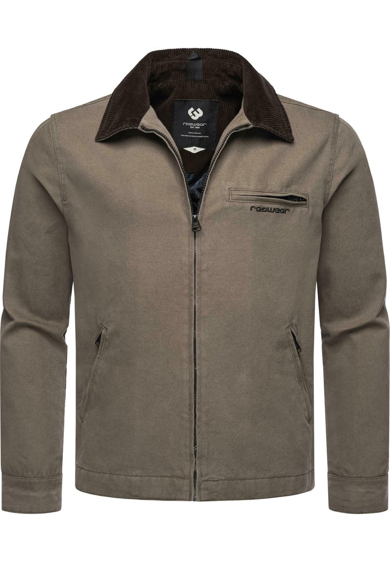 Chaqueta marrón claro con cuello de pana, cierre con cremallera en el frente, bolsillo en el pecho y bolsillos laterales. Presenta una textura suave y un diseño casual.