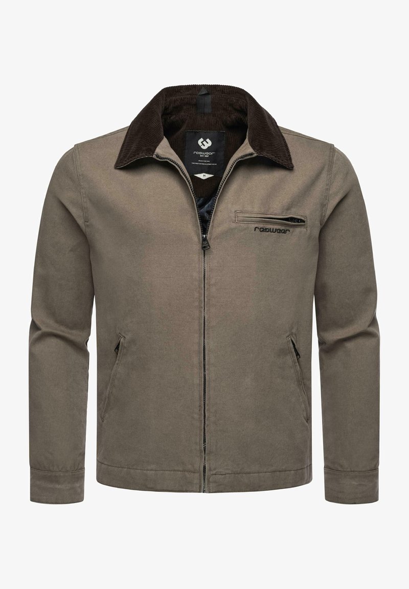 Chaqueta marrón claro con cuello de pana, cierre con cremallera en el frente, bolsillo en el pecho y bolsillos laterales. Presenta una textura suave y un diseño casual.