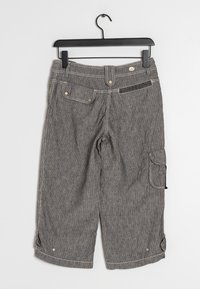 Shorts cargo rayés en tissu gris avec des coutures blanches, poche latérale et accents de boutons. Comprend une ceinture et un ourlet roulé en bas.