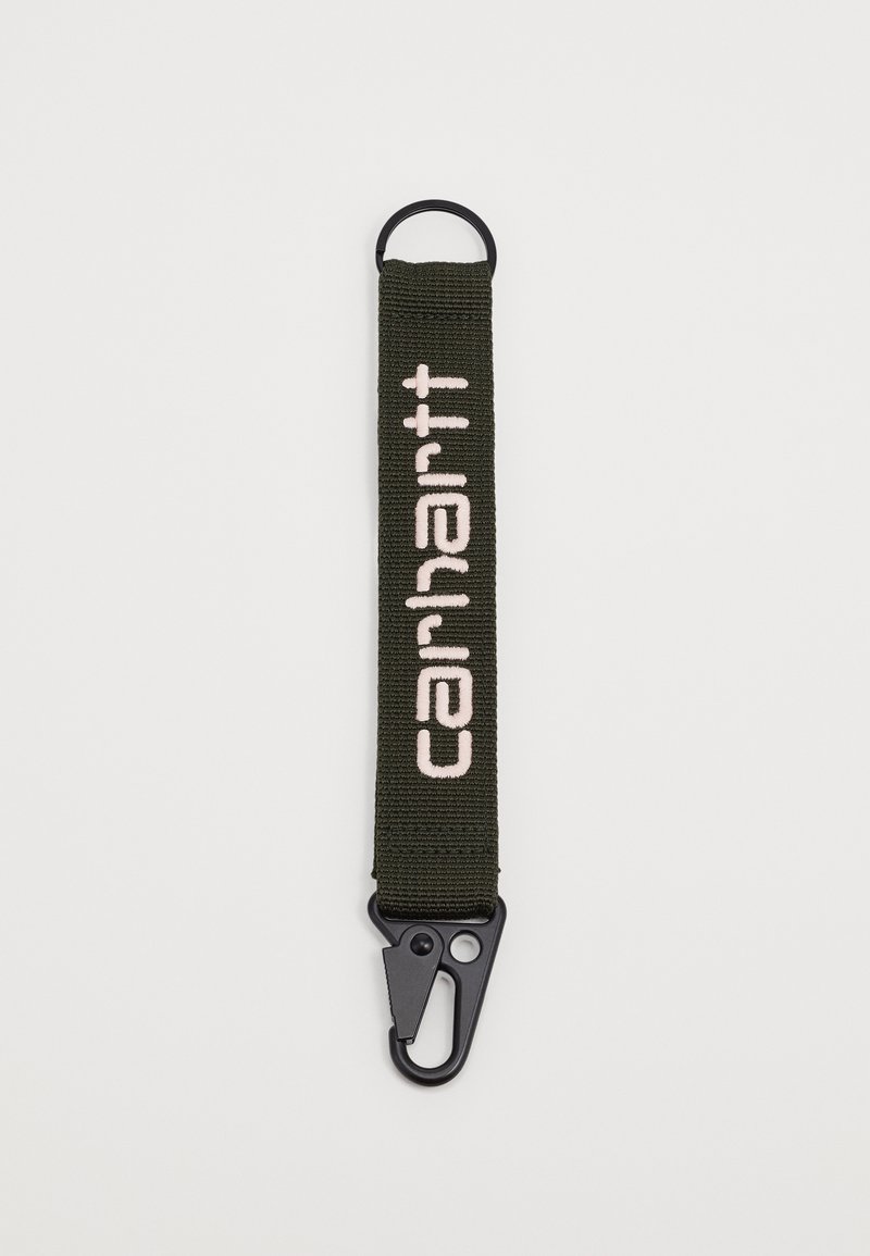 Žalias audeklo raktų ryšys su rožiniu išsiuvinėtu "carhartt" logotipu, turintis juodą metalinį užsegimą ir apvalų žiedą.