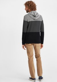 Sweatshirt met een capuchon, met een verloop van grijs naar zwart. Gemaakt van zachte stof, met fitted lange mouwen en geribbelde manchetten.
