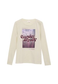 Langärmliges, cremefarbenes T-Shirt aus weichem Baumwollmaterial mit einem grafischen Design, das den Text "Creating Myself" in weinrot zeigt. Quadratförmiger Fotodruck.