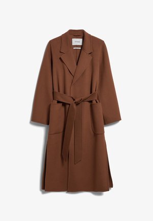 Brauner langer Wollmantel mit breiten Revers, zwei großen aufgesetzten Fronttaschen und einem gebundenen Gürtel in der Taille.
