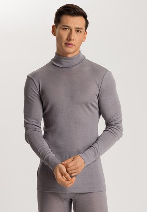 Grå langærmet turtle neck lavet af let materiale, med en tætsiddende pasform og glat tekstur. Ingen mønstre eller synlig hardware.
