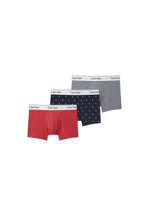 Tres pares de calzoncillos tipo bóxer de hombre en rojo, azul marino con logotipos blancos y gris sólido, todos con bandas de cintura blancas con la marca Calvin Klein.