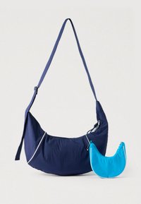 Tumesinise õlalauk kumerate servadega, valmistatud tekstuurse kangaga. Sisaldab väikest, eemaldatavat türkiissinist vaheseina, millel on lukk.