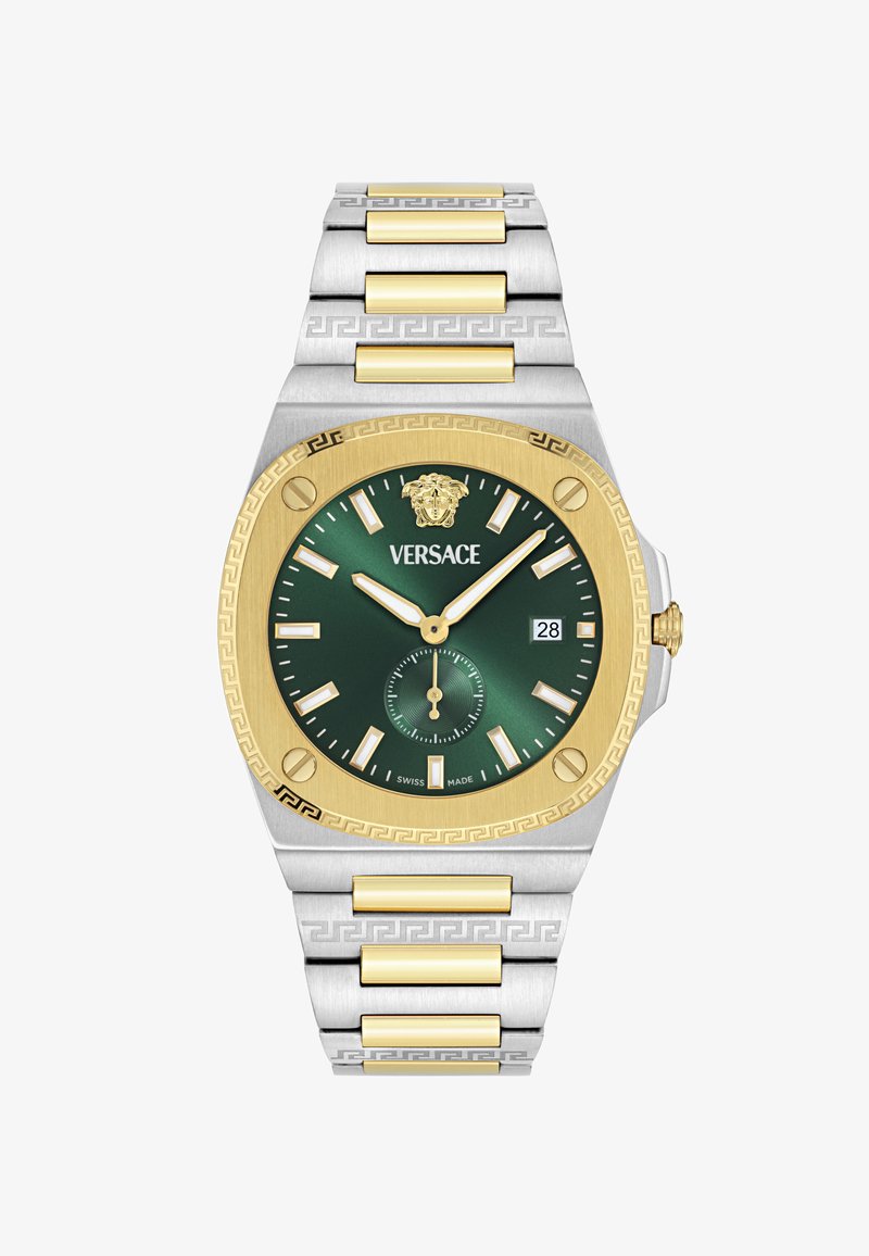 Reloj Versace con esfera verde, bisel dorado, pulsera de acero inoxidable plateado y dorado, y un sub-dial con display de fecha.