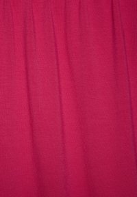 Fuchsia-Stoff mit glatter Oberfläche, der vertikale Drapierungen aufweist. Einheitliche Farbe mit leichten Variationen im Farbton über das Material.
