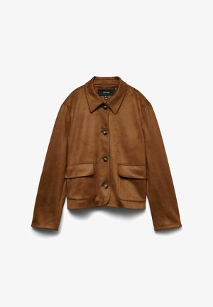 Smeđa jakna od umjetne brušene kože s ovratnikom, zatvaranjem na prednje gumbe i dva velika džepa s preklopom. Ima glatku teksturu i opušteni kroj.