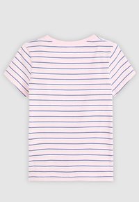 T-shirt à manches courtes et col rond avec de fines rayures horizontales bleu marine sur un fond rose clair, vu de dos.