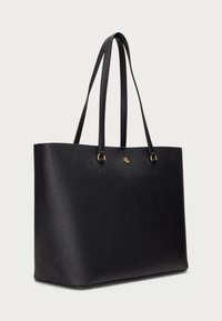 Borsa a tracolla nera realizzata in materiale sintetico testurizzato, con due manici lunghi, un accento in oro con il logo e un design minimalista.
