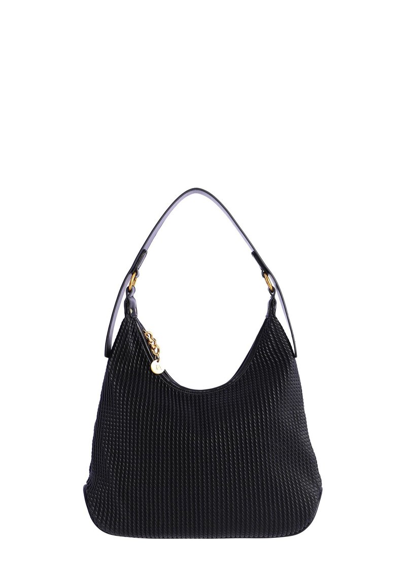 Bolso hobo negro con plisados, hecho de material sintético, que cuenta con un asa curvada, herrajes en tono dorado y una superficie texturizada.