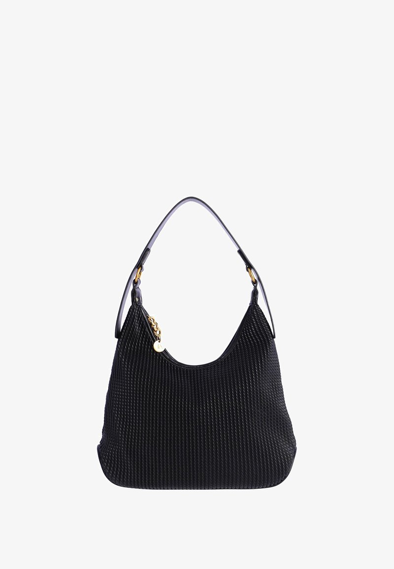 Bolso hobo negro con plisados, hecho de material sintético, que cuenta con un asa curvada, herrajes en tono dorado y una superficie texturizada.