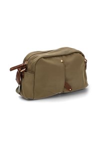 Bolso bandolera de nylon verde oliva con cierre de cremallera y detalles en cuero marrón. Presenta una forma rectangular y una textura suave.