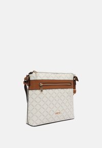 Borsa a tracolla cremosa con rifiniture in pelle marrone, tasca esterna con zip e motivo ripetuto "CREDI MUNICH" su tutta la superficie.