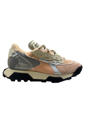 Baskets beige et pêche avec des panneaux en mesh et en daim, semelle épaisse noire et crème, lacets beiges et détails de soutien du talon gris.