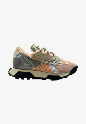 Beżowo-brzoskwiniowy sneaker z panelami z siateczki i zamszu, masywna czarno-kremowa podeszwa, beżowe sznurówki i szare detale wspierające piętę.