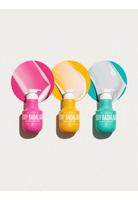 Trzy kolorowe butelki z balsamem do ciała z odpowiednimi próbkami kremu za każdą z nich: różowy, żółty i morski, oznaczone jako Body Badalada od Sol de Janeiro.