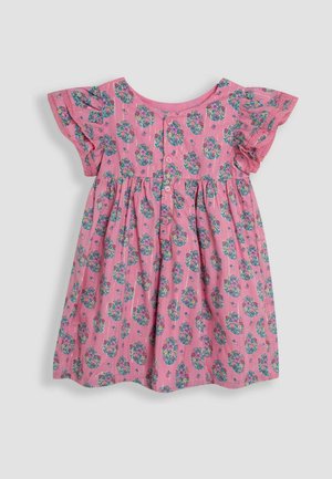 Abito di cotone rosa con motivi floreali, maniche a farfalla e chiusura con bottoni. Il tessuto presenta una texture con sottili strisce verticali.