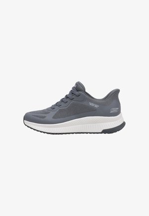 Baskets Skechers grises à enfiler avec tige en mesh, semelle blanche coussinée et semelle extérieure noire, vues de profil.