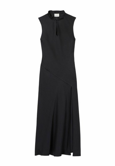 Vestido maxi negro sin mangas con cuello alto con volantes, abertura en forma de ojo en el frente, costura asimétrica y abertura lateral.