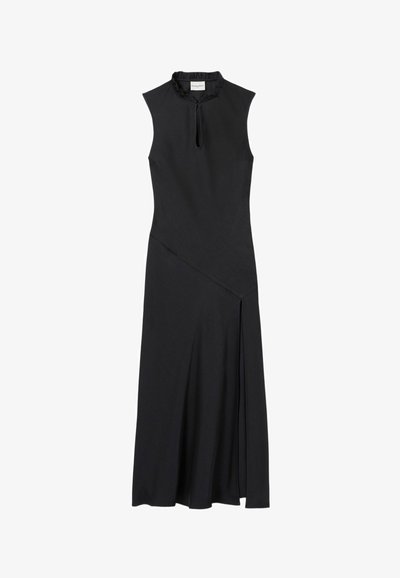 Vestido maxi negro sin mangas con cuello alto con volantes, abertura en forma de ojo en el frente, costura asimétrica y abertura lateral.