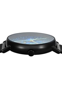 Orologio da uomo rotondo con cassa in metallo nero, quadrante blu, lancette dorate, vetro minerale e cinturino intrecciato nero. Presenta una corona laterale e finiture intricate.