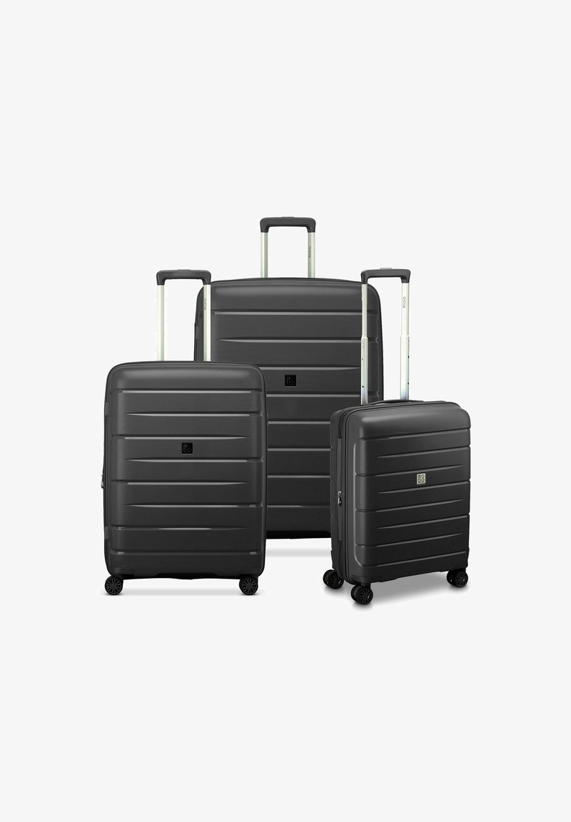 Tre valigie rigide nere di dimensioni diverse, con striature orizzontali, manici telescopici e cinque ruote ciascuna per una facile mobilità.