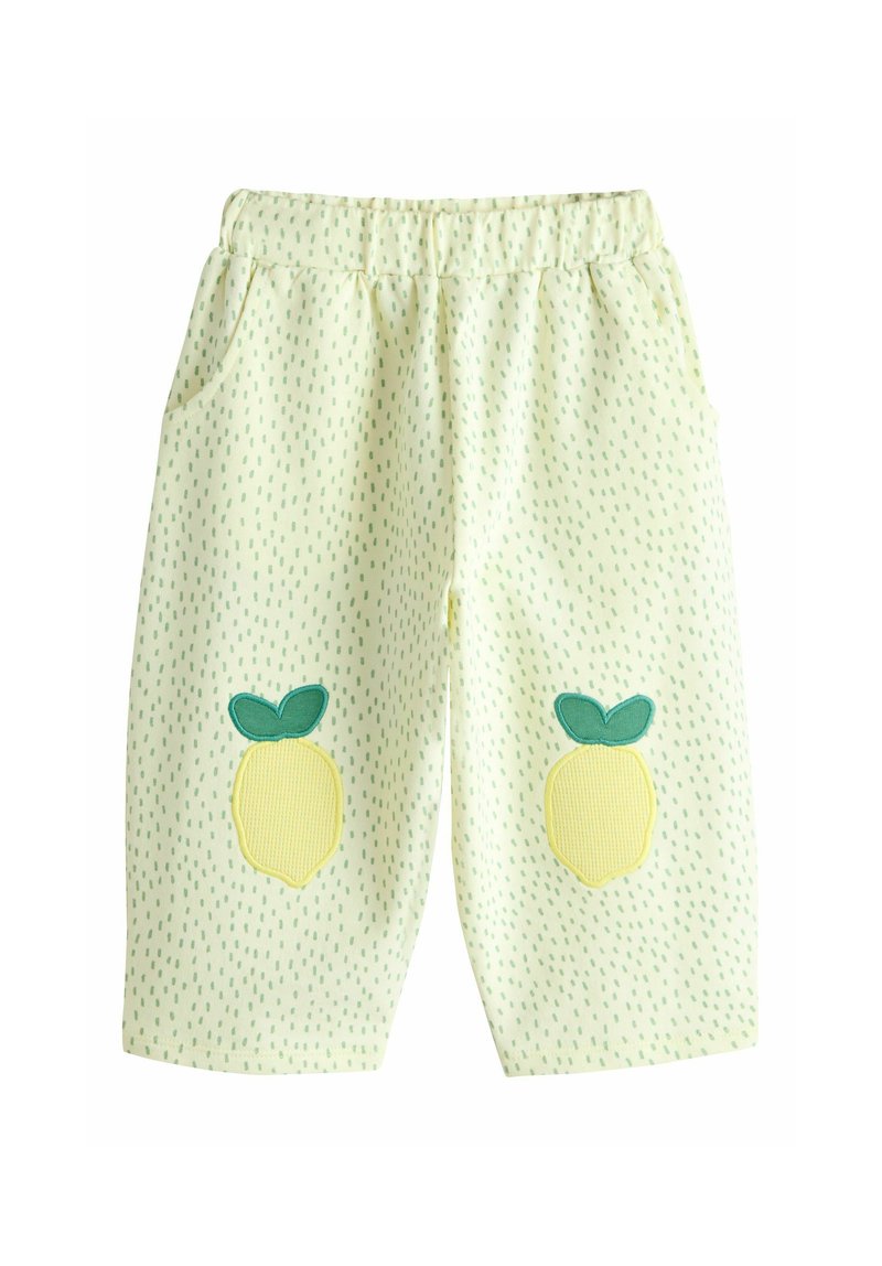 Gulgröna shorts med resår i midjan, med två citronapplikationer och ett prickigt mönster i grönt. Tillverkade av ett mjukt, lätt tyg.