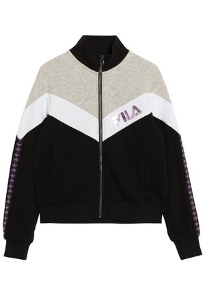 Veste zippée noire, grise et blanche avec un motif en chevrons, dotée d'un col haut, de poches latérales et d'un logo Fila en violet réfléchissant.