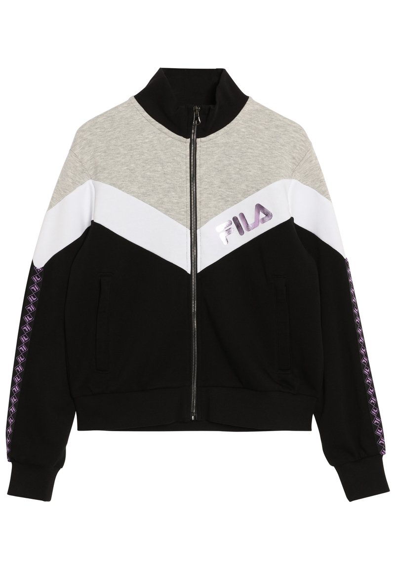 Chaqueta con cremallera en negro, gris y blanco con un diseño en forma de chevrón, que presenta un cuello alto, bolsillos laterales y el logotipo de Fila en púrpura reflectante.