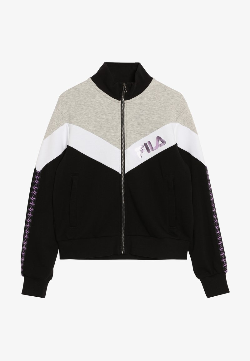 Chaqueta con cremallera en negro, gris y blanco con un diseño en forma de chevrón, que presenta un cuello alto, bolsillos laterales y el logotipo de Fila en púrpura reflectante.
