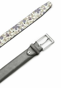 Blumenmuster-Leder Gürtel in Weiß, Lila und Grün mit schwarzen Kanten. Der graue Wildlederriemen hat eine glänzende silberne rechteckige Schnalle.