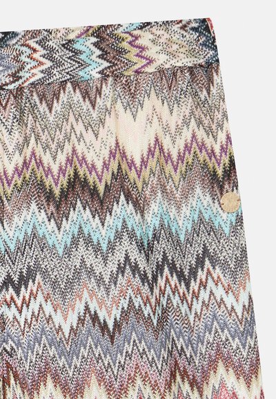 Multifarget zigzag-mønster stoff med nyanser av beige, blå, lilla og brun. Har en sirkulær metallknapp på livet.