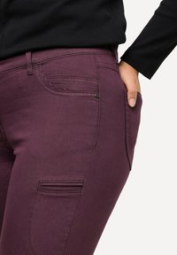 Ulla Popken SAMMY, ZIERBAND - Cargohose - dunkle beere