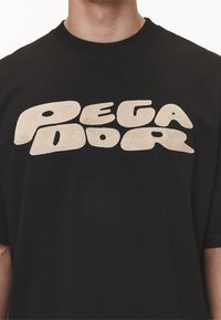 Pegador DREW BOXY TEE - Marškinėliai su spaudiniu - washed black