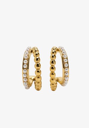 Złote kolczyki-koła z naprzemiennie umieszczonymi perłami i zaokrąglonymi koralikami, charakteryzujące się błyszczącą powierzchnią i okrągłym designem. Detale teksturowane wzmacniają wizualne zainteresowanie.