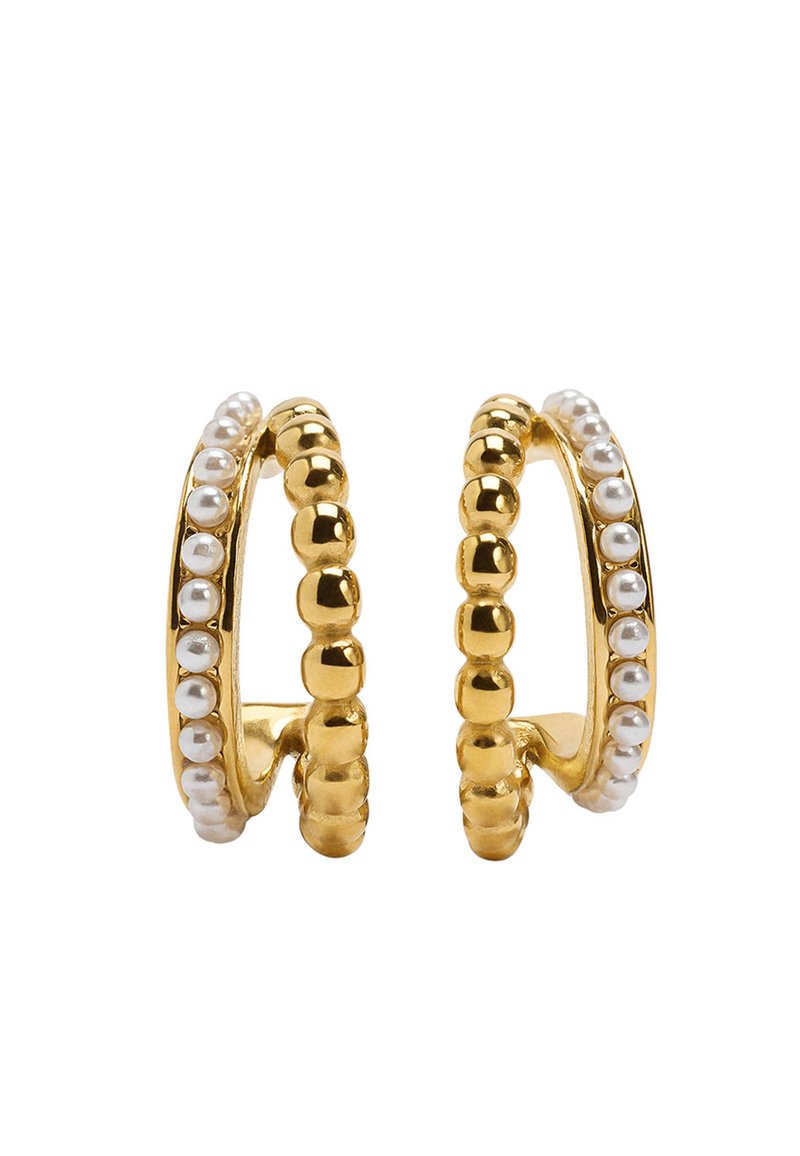 Złote kolczyki-koła z naprzemiennie umieszczonymi perłami i zaokrąglonymi koralikami, charakteryzujące się błyszczącą powierzchnią i okrągłym designem. Detale teksturowane wzmacniają wizualne zainteresowanie.