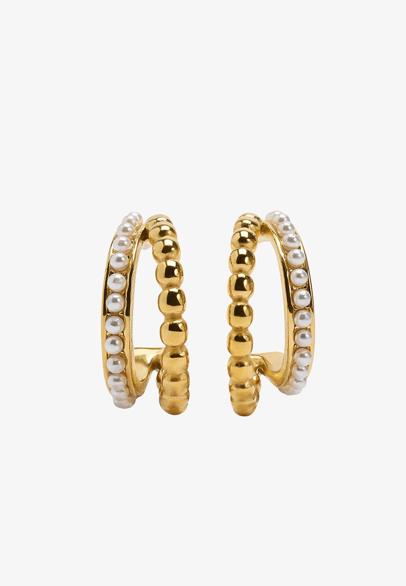 Złote kolczyki-koła z naprzemiennie umieszczonymi perłami i zaokrąglonymi koralikami, charakteryzujące się błyszczącą powierzchnią i okrągłym designem. Detale teksturowane wzmacniają wizualne zainteresowanie.