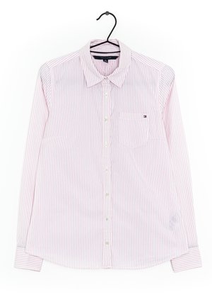 Lange mouwen shirt in lichtroze met witte verticale strepen, knopenlijst, klassieke kraag, enkele borstzak en logodetail op de zak.