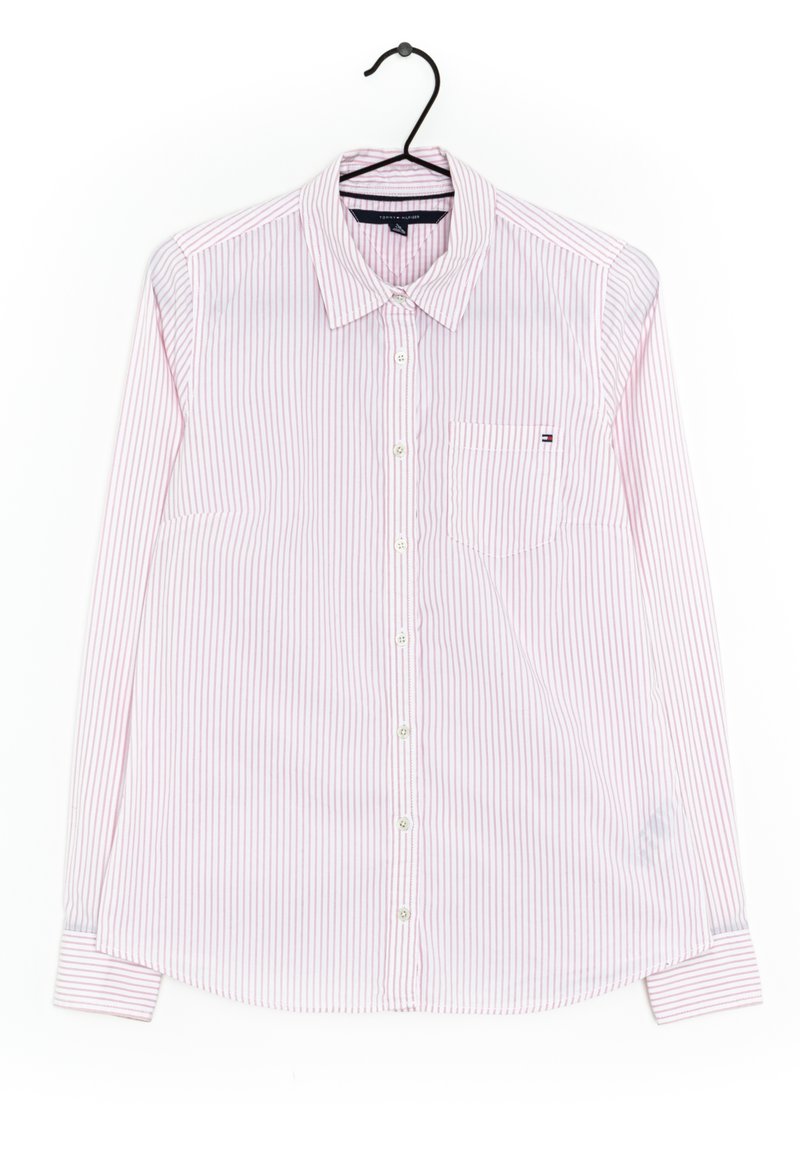 Långärmad skjorta i ljusrosa med vita vertikala ränder, knäppning fram, klassisk krage, en bröstficka och logodetalj på fickan.