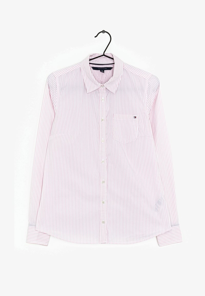 Långärmad skjorta i ljusrosa med vita vertikala ränder, knäppning fram, klassisk krage, en bröstficka och logodetalj på fickan.