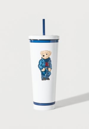 Λευκό ποτήρι με μπλε καπάκι και καλαμάκι, με θέμα μια αρκουδάκι που φορά μπλε ντένιμ φόρεμα και κόκκινο λογότυπο "RL" στο πουκάμισό του.