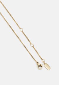 Collana in oro con design a link texturizzati, dotata di chiusura a moschettone e un'etichetta rettangolare con il nome del marchio.