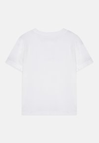 T-shirt branca de algodão com um clássico decote redondo e mangas curtas, com uma textura suave e bainha reta.