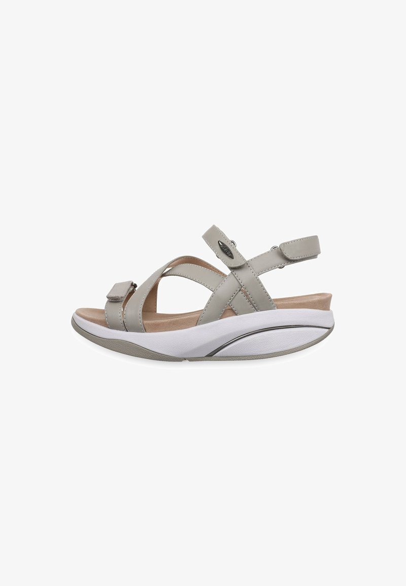 Sandale pour femme gris clair avec brides ajustables, semelle intérieure rembourrée et semelle blanche incurvée pour le confort et le soutien.
