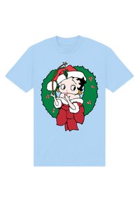 Ljusblå t-shirt med en tecknad figur med svart hår, iklädd en jultomtemössa, omgiven av en grön krans, ett röttband och mistel.