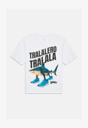 Valkoinen T-paita, jossa teksti "TRALALERO TRALALA" ja grafiikka kävelevästä siniset lenkkarit jalassa olevasta hailta sekä alla "Italian Brainrot" -logo.