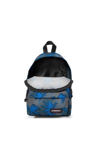 Zaino blu e grigio con motivo di palme, tasca frontale con zip e scomparto principale aperto, in piedi su uno sfondo bianco.